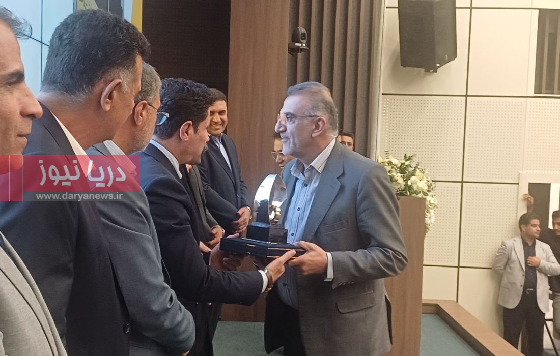 درخشش شرکت شیشه فلوت هرمز در همایش تجلیل از صنعتگران و معدنکاران نمونه هرمزگان
