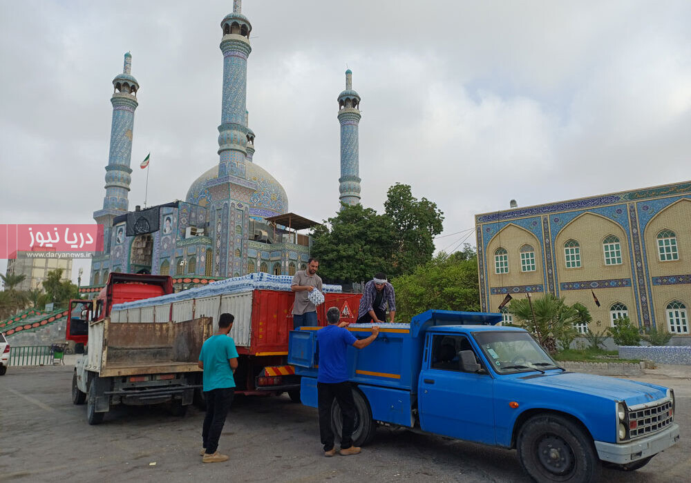 توزیع آب‌لیموی طبیعی موقوفات بندرعباس در میان مواکب و حسینیه‌های فعال