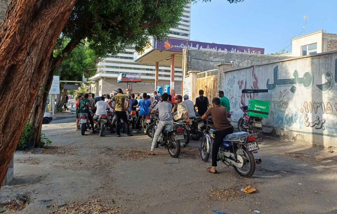 بنـدرعبـاس در محاصـره صـف‌های بنزیـن