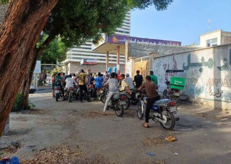 بنـدرعبـاس در محاصـره صـف‌های بنزیـن