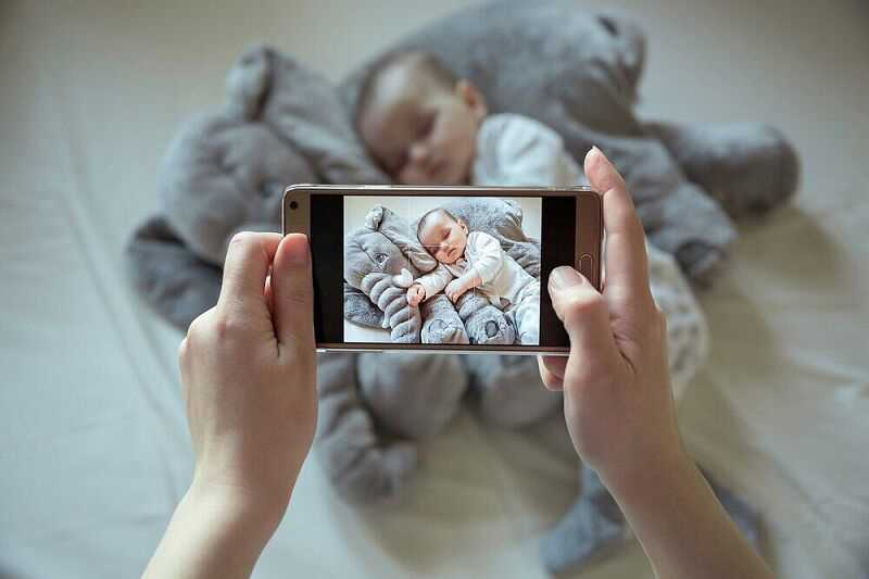 بردگی شیک پشت قاب ‌های نئونی